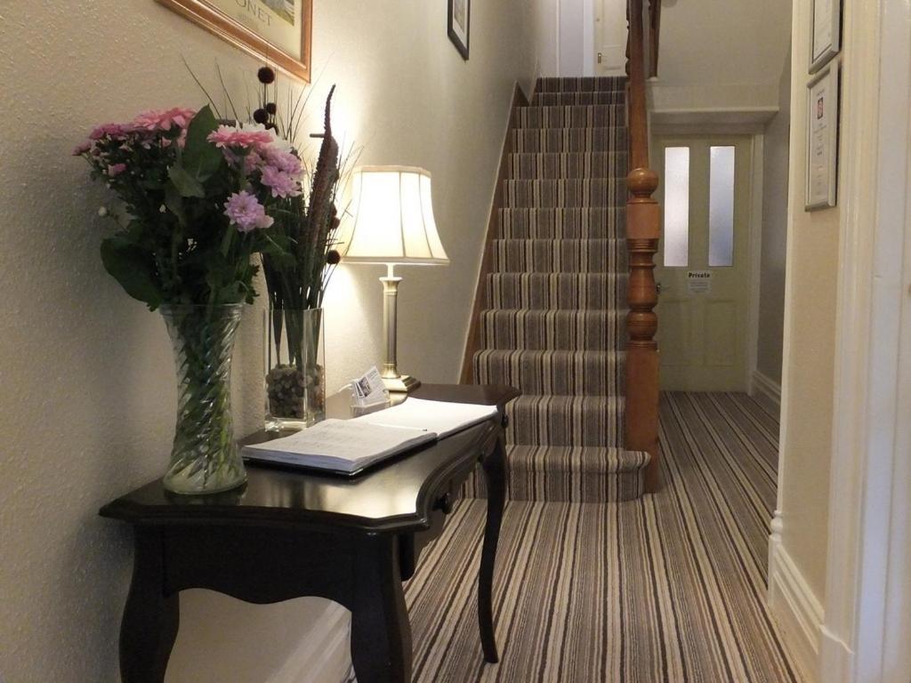 Holmlea Guest House Exclusively For Adults ウィンダミア エクステリア 写真