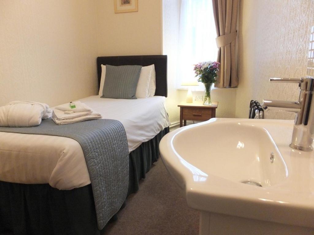 Holmlea Guest House Exclusively For Adults ウィンダミア エクステリア 写真